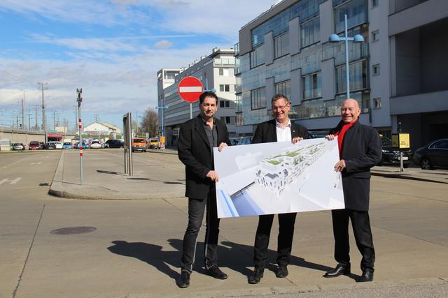 Bezirksvorsteher Georg Papai (Mitte) mit den Projektentwicklern des Gebäudes in unmittelbarer Nähe zum Bahnhof.