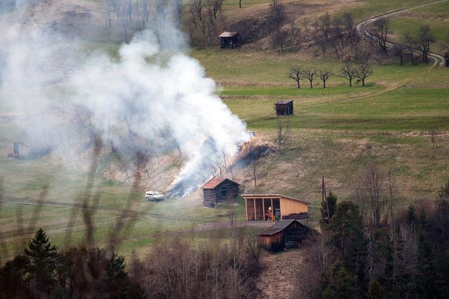 Bild 01: Mitte März ein Böschungsbrand auf der Sonnenseite unterhalb von Grins.