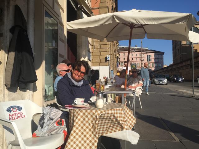 Was uns im Moment nicht bewusst war, wir schlürften unseren Kaffee genau vor einer Sightseeingtour-Station. Ein Ticketverkäufer warb uns an und schon saßen wir im Stockbus ganz oben und machten obendrein noch eine Stadtrundfahrt zu den wichtigsten Sehenswürdigkeiten von Rom. Stahlblauer Himmel, wie ungewohnt, ließ uns wundervolle Bilder machen.
