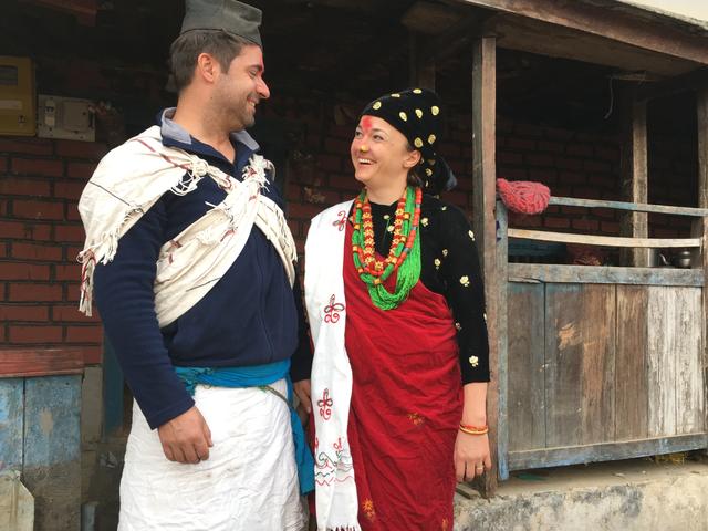 Die Salzburgerin Tina Eckert (hier mit ihrem Mann in Nepal) gründete ihr eigenes soziales Reiseunternehmen, das mit sozialer Nachhaltigkeit punktet.