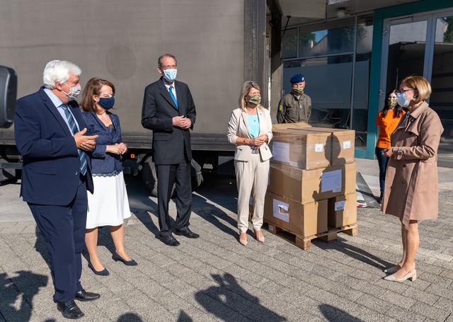 Lieferung von Schutzmasken: Bildungsdirektor Johann Heuras, Landesrätin Christiane Teschl-Hofmeister, Bildungsminister Heinz Faßmann, Verteidigungsministerin Klaudia Tanner, Vertreter des Bundesheeres und Landeshauptfrau Johanna Mikl-Leitner (v.l.n.r.) | Foto: NLK Burchhart
