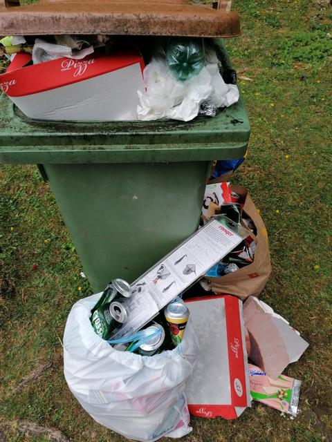 Mülldeponie Bluntautal - der Müll war zwar größtenteils im bzw. am Mülleimer. Die Menge und Art des Mülls deutet auf Parties hin.