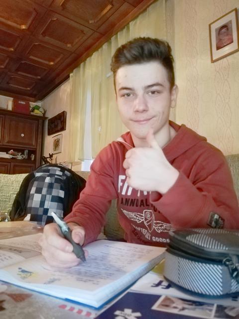 Auch Daniel Sadnik hat sich seinen Lernplatz zu Hause eingerichtet. | Foto: Privat