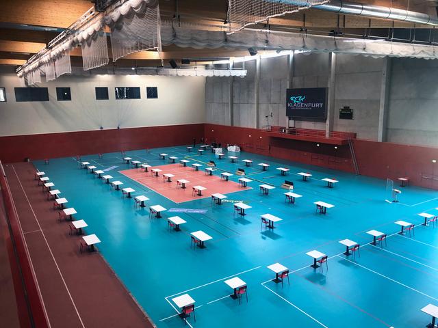 Sieht eigenartig aus, ist aber morgen der Sitzungssaal der Klagenfurter Gemeinderäte: die Ballsporthalle im Sportpark | Foto: StadtPresse