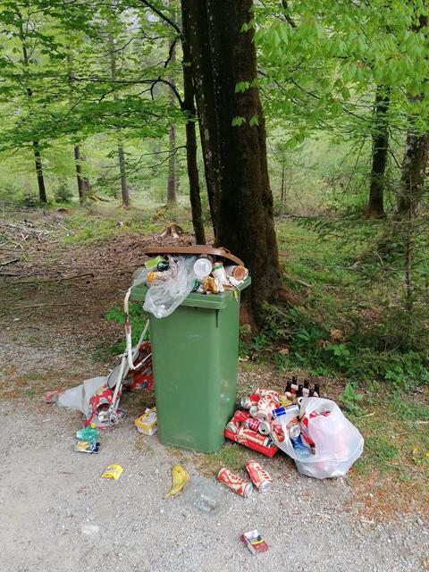 Mülldeponie Bluntautal - der Müll war zwar größtenteils im bzw. am Mülleimer. Die Menge und Art des Mülls deutet auf Parties hin.