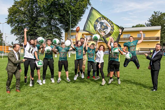 Bild aus früheren Tagen: die Footballer der Salzburg Ducks im Bild mit Vizebürgermeister Bernhard Auinger (links) und Sportlandesrat Stefan Schnöll (rechts im Bild).