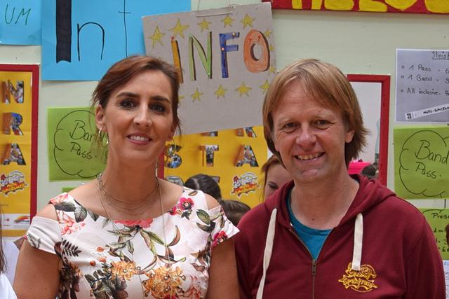 Landesrätin Maria Hutter beim Besuch der Kinderstadt, mit Spektrum-Geschäftsführer Thomas Schuster. Das Angebot der Schulsozialarbeit gibt es auch in Corona-Zeiten. | Foto: Verein Spektrum