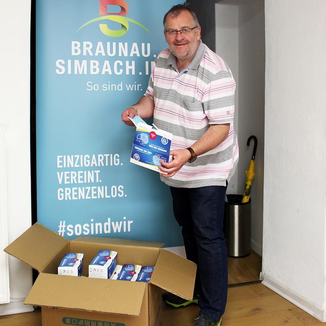 Georg Bachleitner, STS-Geschäftsführer, unterstützt die Unternehmen vor Ort mit Schutzmasken.  | Foto: Stadtmarketing Braunau.Simbach.Inn