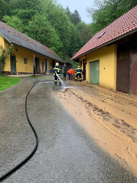 Die Feuerwehr half bei den Reinigungsarbeiten nach dem Starkregen in Kitzeck. | Foto: FF Fresing/Pronegg