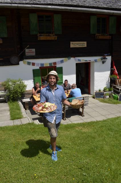 Andreas Dengg aus Uttendorf ist für den Service im Almtalerhaus zuständig.  | Foto: Peitli