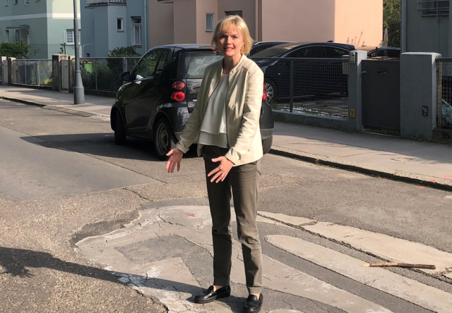 Bezirksvorsteherin Silke Kobald freut sich auf den neuen Straßenbelag.