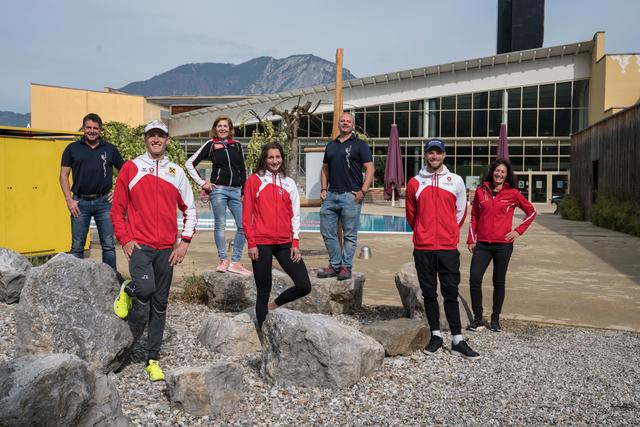 Das Team WAVE-Wörgl mit Olympiateilnehmer Luis Knabl, Therese Feuersinger und Tjebbe Kaindl; Obfrau und Präsidiumsmitglied Gabi Hausberger, Trainerin Monika Feuersinger, sowie der Geschäftsführer Andreas Ramsauer und Betriebsleiter Christian Unterberger vom WAVE. | Foto: TRVT/CE Creativdesign