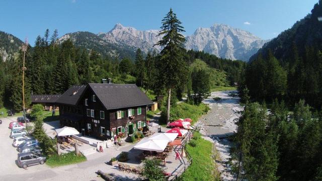 Das Almtalerhaus in Grünau im Almtal wird von der Braunauerin Sandra Peitli und dem Uttendorfer Andreas Dengg betrieben.  | Foto: Peitli