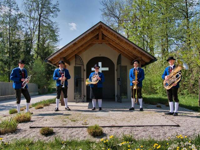 das Ensemble der TKT vor der Christuskapelle am Thalbach | Foto: Andreas Stroh