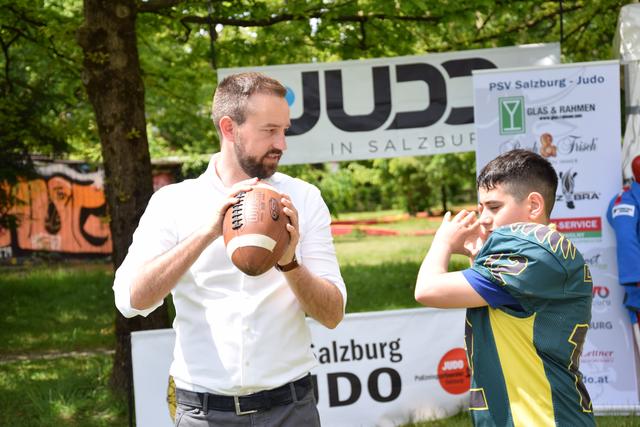 300.000 Euro wurden bereits an die Salzburger Vereine ausgezahlt. Archivbild: Landesrat Stefan Schnöll beim Tag des Sports im Salzburger Volksgarten mit einem jungen American Football-Spieler von den Ducks.