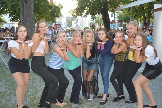 Freunde treffen ist wieder erlaubt, auch Fitness im Park - aber mit Abstand und maximal 10 Leuten. | Foto: Michael Strini