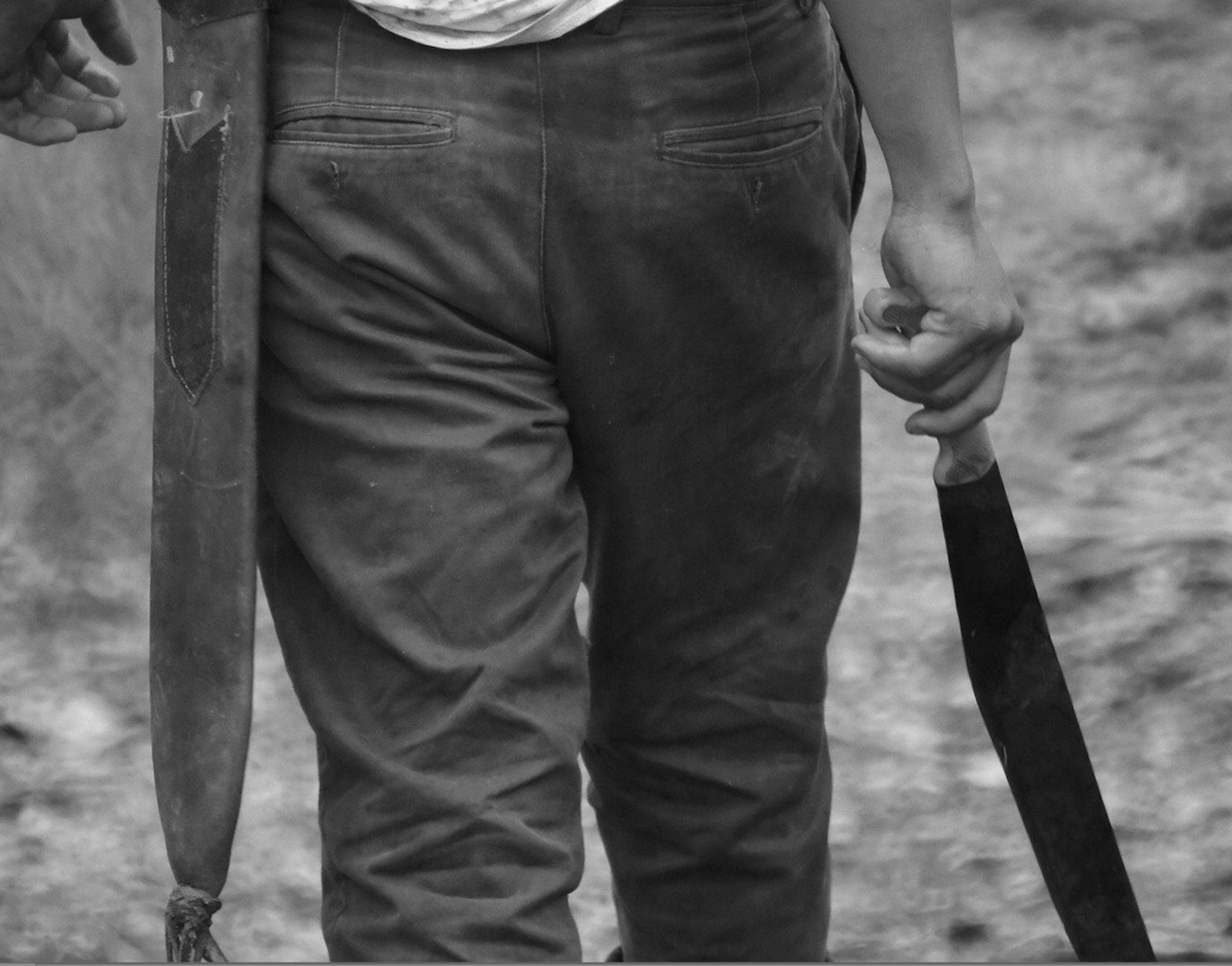 Парень с большим ножом. Мужчина с мачете. Огромный нож в руке. Афганский тесак. Мужчина с мачете.