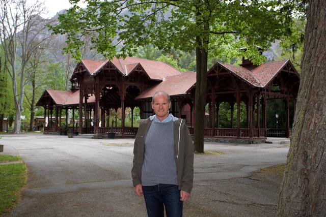 Bürgermeister Hannes Döller vor seinem hoffentlich bald rundum sanierten Pavillon im Kurpark.