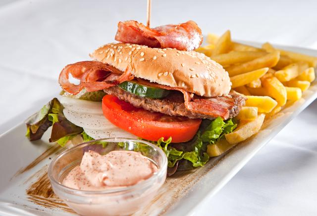 Der neue "Corona-Burger" und andere Köstlichkeiten sind ab 1. Mai zum Abholen bereit.  | Foto: Kaltenegger/Salzstiegl