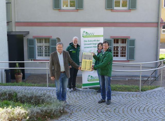 AWV-Obmann Franz Silly (rechts) übergab die Zigaretten-Sammelbehälter an Bgm. Josef Waltl.