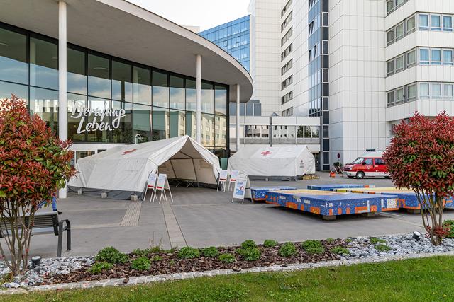 Vor dem Klinikum sichern Schleusen den geordneten Zugang. | Foto: Klinikum Wels