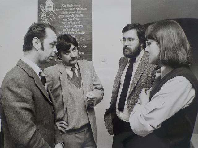 Bgm. Heinrich Schwarz (damals noch Kulturstadtrat); die 
Juroren Gerhard Klausberger und W.J.M. Wippersberg und Erich Hackl (v. li.). | Foto: Kranzmayr