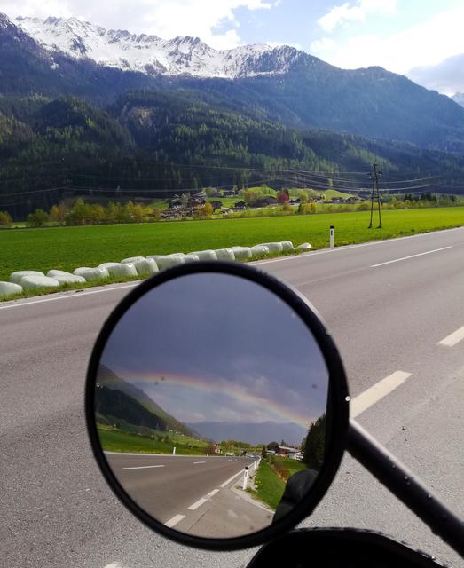 Ein Blick in den Spiegel lohnt sich nur wegen der Sicherheit.