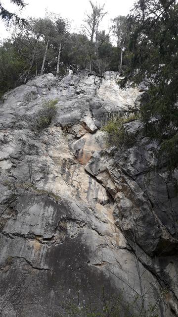 gleich hinter dem Kirchlein erheben sich die Felswände, es ,,pickt" förmlich daran.. | Foto: I.Wozonig