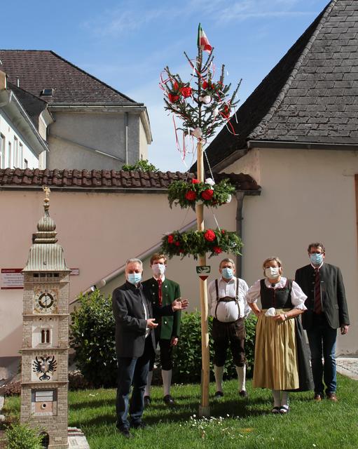 v.l.: Bürgermeister Franz Stefan Karlinger, Gottfried Lichtenberger, Viktor Lichtenberger, Regina Welles und Vizebürgermeister Christian Deleja-Hotko.