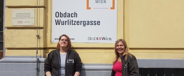 Mitarbeiterin Kathrin Sedlacek und Teamleiterin Barbara Trsek unterstützen die Bewohner tatkräftig.