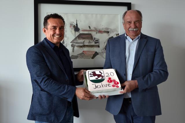 Vizebgm. Richard Kerbl (li.) überreicht Bgm. Manfred Kalchmair die Jubiläumstorte „20 Jahre Bürgermeister der Marktgemeinde Sierning“ | Foto: Team Sierning