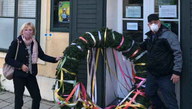 Bezirksvorsteherin Silke Kobald und Bezirksvorsteherin-Stellvertreter Christian Gerzabek mit dem Kranz – Spende „Blumen Weisz“ | Foto: BV Hietzing