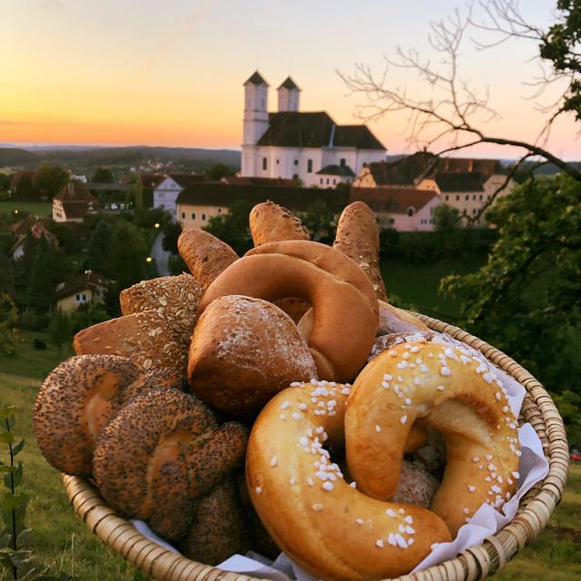 15 Geschenksboxen werden in und um Weiz an 15 Plätzen versteckt, die regionale Leckereien enthalten. | Foto: Legro