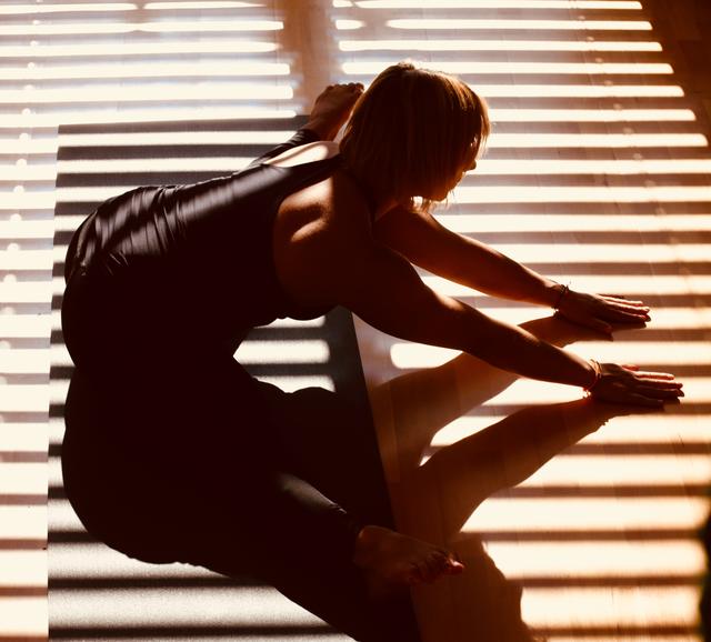 Elena Gaigg erklärt, dass für eine gesunde Körperhaltung eine bewegliche Brustwirbelsäule essenziell ist. | Foto: Alma Buchauer