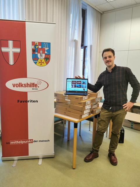 Konstantin Böck von der Volkshilfe Favoriten ruft zur Spendenteilnahme auf, damit Schüler einen Laptop bekommen.