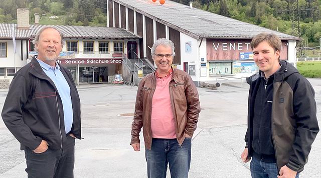 Pfarrer Herbert Traxl. Pastoralassistent Markus Ruetz und Veranstaltungstechnik Wolfgang Maass (v.l.) laden zum ersten Drive-in Gottesdienst auf den Venetparkplatz.