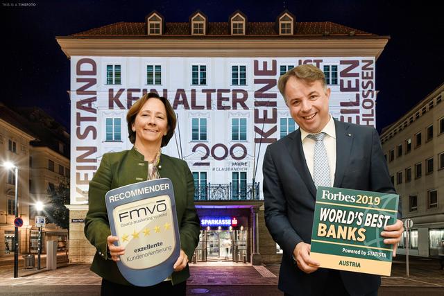 Zufrieden mit der Entwicklung: die Sparkassen-Vorstände Gabriele Semmelrock-Werzer und Siegfried Huber | Foto: Fritz Presse, Kärntner Sparkasse