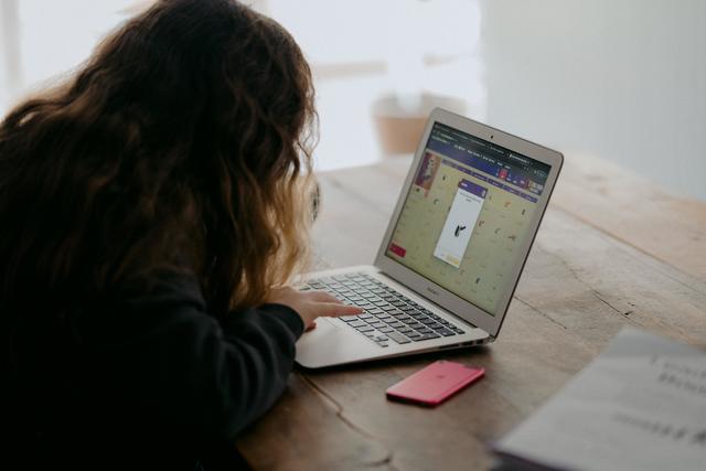 Schüler brauchen einen Laptop, damit sie zu Hause lernen können.
