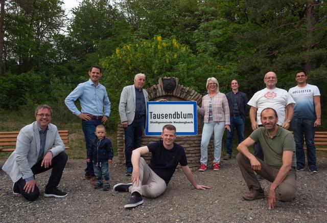 Gemeinderat Helmut Leonhartsberger, Stadtrat Jürgen Rummel mit Sohnemann Sebastian, Bürgermeister Franz Wohlmuth, Gemeinderat Mario Drapela, Beate Raabe Schasching, Vizebürgermeister Paul Mühlbauer, Fritz Weinauer, Gemeinderat Josef Kaiblinger und Gemeinderat Wolfgang Süss am Kleebühel in Tausenblum
 | Foto: Gemeinde Neulengbach