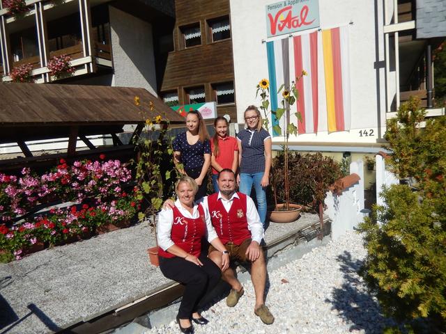 Glückliche Familie: Sabine und Edwin Lutz mit ihren Töchtern Melissa (16), Raphaela (15) und Sophie (12).