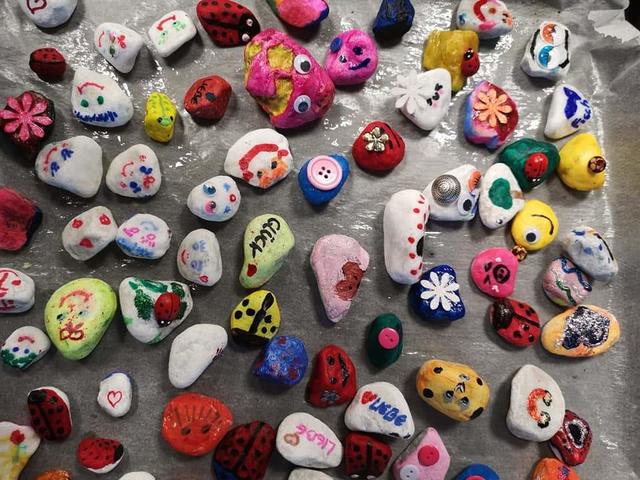 Die Assistenzteilnehmer bemalten viele Steine | Foto: Monika Wegscheider