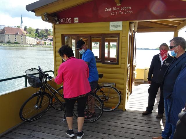 Punkt zehn Uhr waren beim Start der Fähre auch bereits die ersten beiden Radfahrer mit dabei. | Foto: MauthausenTourismus