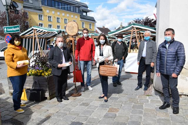 Vertreter der Stadtgemeinde zu Besuch am Rathausmarkt v.l.n.r.: Vizebürgermeisterin Andrea Wiesmüller, Bürgermeister LAbg. Franz Mold, GR Emmerich Temper, SR Anne Blauensteiner, GR Karl Fasching, SR Josef Zlabinger, SR Josef Grünstäudl. | Foto: Pilz