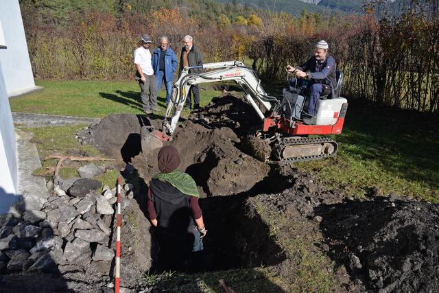 Bei einem Skelett, das bei der Telfer St. Moritzen-Kirche ausgegraben wurden, wurde den Erreger des „Schwarzen Todes“ molekularbiologisch nachgewiesen. | Foto: Stefan Dietrich