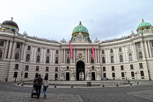Endlich freier Blick auf fast die gesamte Front. Mir ist noch nie aufgefallen, dass die linke Kuppel schwarz und die rechte grün von der Patina ist.