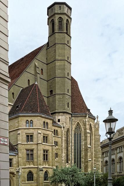 Ein altehrwürdiges Bauwerk, auch ohne Kirchturmspitze Respekt einflößend (https://www.geschichtewiki.wien.gv.at/Wien_Geschichte_Wiki?curid=7528)