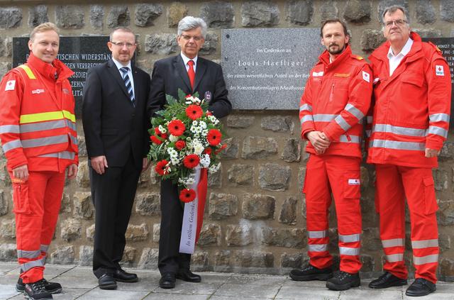 2015, zum 70. Jahrestag der Befreiung, erinnerten der damalige ÖRK-Generalsekretär Werner Kerschbaum und Bezirkshauptmann Werner Kreisl (im Bild mit den Rotkreuz-Offizieren Wolfgang Preslmair, Christian Geirhofer und Josef Wintersberger vom RK-Bezirksrettungskommando) an der Gedenktafel im KZ Mauthausen an den Einsatz von Louis Häfliger.