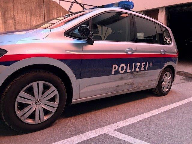Auch die Einsatzfahrzeuge der Polizei trugen schwere Schäden davon. | Foto: Polizei Kärnten