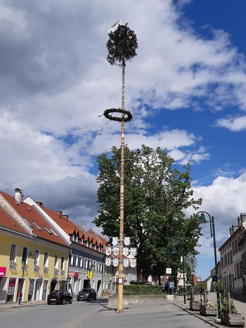 Der Maibaum steht auch 2020 am Marktplatz von Eibiswald.