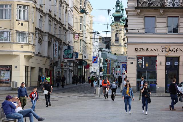 Erinnerung an bessere Zeiten`? Nein, mittlerweile wieder Realität - zahlreiche Passanten in der Linzer Innenstadt.